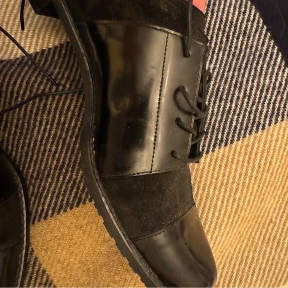 Stuart Weitzman Black Leather & Suede Flats with slight, 1 inch heel. Size 7.5 - Picture 3 of 6